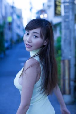 年轻快递员侵犯美丽人妻